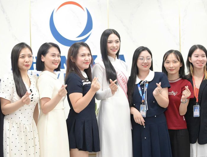  Trong lần đầu tiên về trường sau gần 1 tháng giành danh hiệu Á hậu 2, Vân Nhi nhận được sự chào đón nồng nhiệt của thầy cô, bạn bè. 