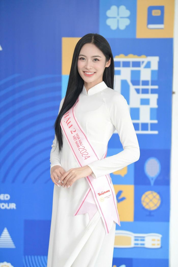  Vân Nhi được đánh giá là nữ sinh hiền dịu, nhẹ nhàng trên ghế nhà trường. Người đẹp cho biết thông qua quá trình rèn giũa tại Hoa hậu Việt Nam 2024, cô trở nên tự tin, mạnh dạn hơn trước đám đông. 