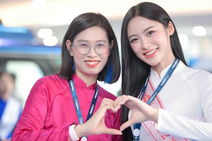  Người đẹp nhận được nhiều sự yêu mến của các thầy cô, sinh viên. "Mọi người chào đón tôi nhiệt tình, ấm áp. Sắp tới trở lại trường, tôi sẽ có cơ hội chia sẻ về hành trình 6 tháng của mình tại cuộc thi Hoa hậu Việt Nam 2024", cô nói. 