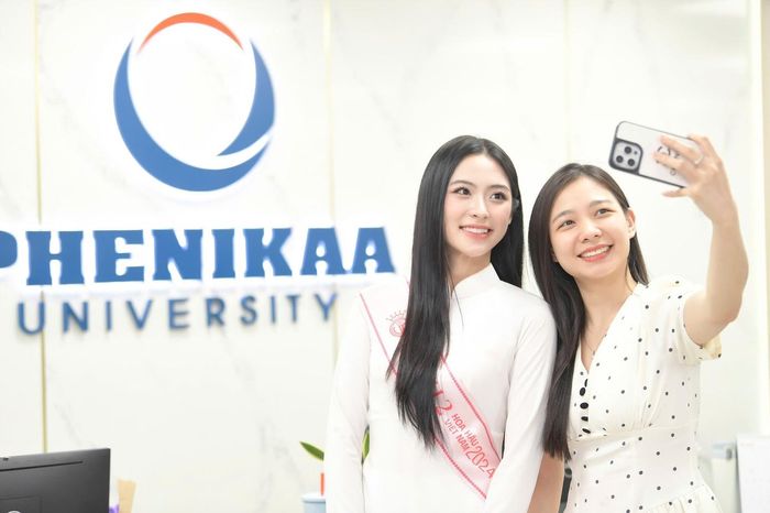  "Trong thời gian tham dự cuộc thi Hoa hậu Việt Nam 2024, tôi đã được thầy cô, bạn bè động viên và tạo điều kiện tốt nhất. Thành tích Á hậu 2 tại Hoa hậu Việt Nam 2024 là niềm tự hào, cũng là món quà tôi muốn tri ân sự cổ vũ của mọi người", cô nói. 