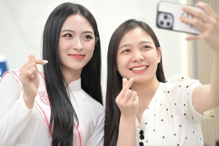  "Song song với việc hoàn thành nhiệm vụ của Á hậu Việt Nam, tôi đang lên kế hoạch trở lại trường học để hoàn thiện bản thân", cô chia sẻ thêm. 