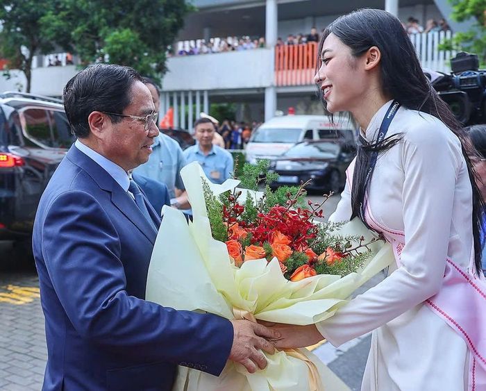  Chiều 22/7, Á hậu Vân Nhi tham dự Lễ công bố quyết định của Thủ tướng Chính phủ chuyển Trường Đại học Phenikaa thành Đại học Phenikaa và Chiến lược đột phá phát triển. Cô vinh dự đại diện các sinh viên tặng hoa Thủ tướng Chính phủ Phạm Minh Chính. 