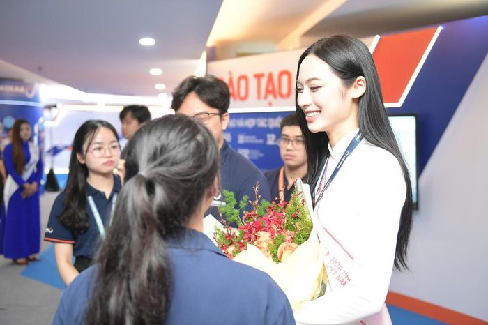  Cô nói rất nhớ trường lớp, các bạn sau thời gian vắng bóng trên giảng đường. 