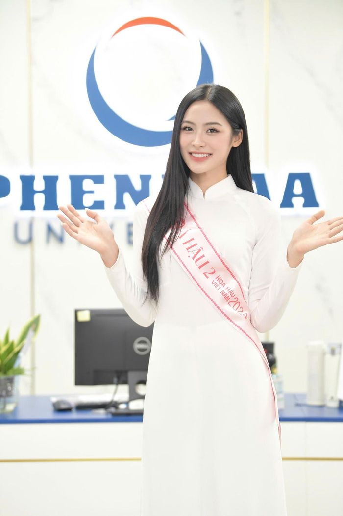  Vân Nhi bày tỏ sự vui mừng, vinh dự khi ngôi trường mình đang theo học bước sang một giai đoạn mới với những mục tiêu đầy thách thức, nhưng cũng tràn đầy cảm hứng và tự hào. 