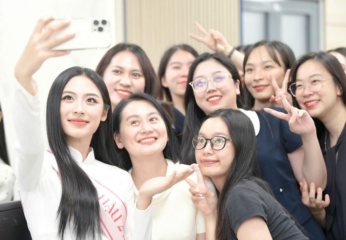  Thành tích ấn tượng của Vân Nhi tại cuộc thi nhan sắc uy tín cấp quốc gia là niềm tự hào của nhà trường. 
