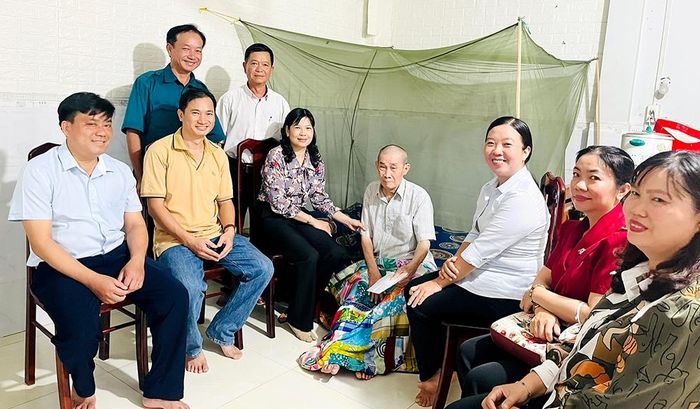 Đoàn đến thăm gia đình thương binh Mai Hồng Hà.