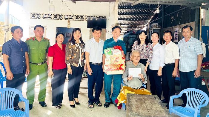 Bí thư Đảng ủy, Chủ tịch HĐND xã Cô Tô Nguyễn Thị Phương Lan thăm gia đình thương binh Nguyễn Văn Trường.