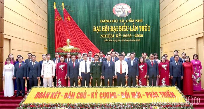 Các đại biểu chụp ảnh cùng BCH Đảng bộ xã Cẩm Khê khóa I, nhiệm kỳ 2025-2030