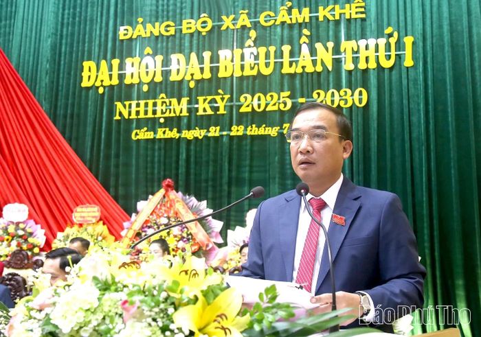 Đồng chí Nguyễn Hữu Chí - Chủ tịch UBND xã Cẩm Khê trình bày báo cáo chính trị tại Đại hội