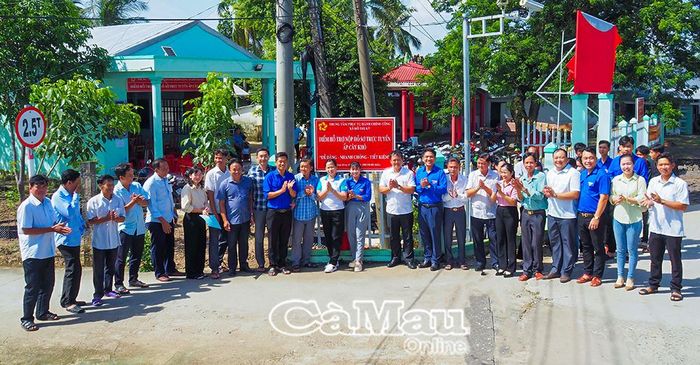 Lễ ra mắt và vận hành Điểm hỗ trợ nộp hồ sơ trực tuyến tại ấp Cây Khô.