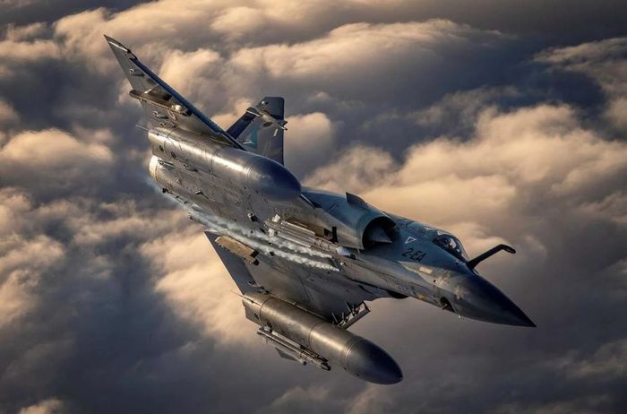 Thực tế, vì máy bay phản lực Mirage có thể cất cánh nhanh hơn so với F-16 do Mỹ sản xuất, nên chúng được coi là một công cụ hữu ích cho quân đội Ukraine trong việc đánh chặn tên lửa hành trình và máy bay không người lái loại Shahed. Chúng cũng có thể được sử dụng để phóng tên lửa tầm xa hơn như SCALP (hay Storm Shadow) vào các mục tiêu nằm sâu trong lãnh thổ Nga. Ảnh: @ Fly a jet fighter.