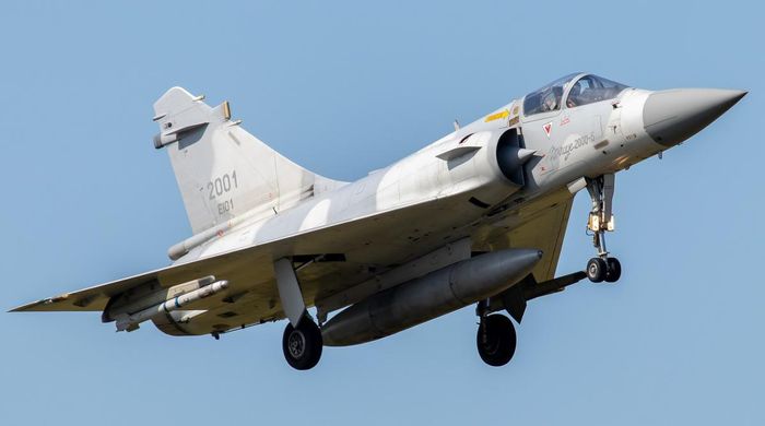 Những chiếc Mirage 2000 do Pháp sản xuất đã được cam kết cung cấp cho Ukraine trong gói viện trợ quân sự được công bố vào tháng 6/2024. Gói viện trợ này cũng bao gồm chương trình đào tạo phi công. Những chiếc máy bay phản lực đầu tiên đã đến vào tháng 2/2025 và bắt đầu đẩy lùi các cuộc tấn công trên không của Nga vào tháng 3. Ảnh: @ RBC-Ukraine.