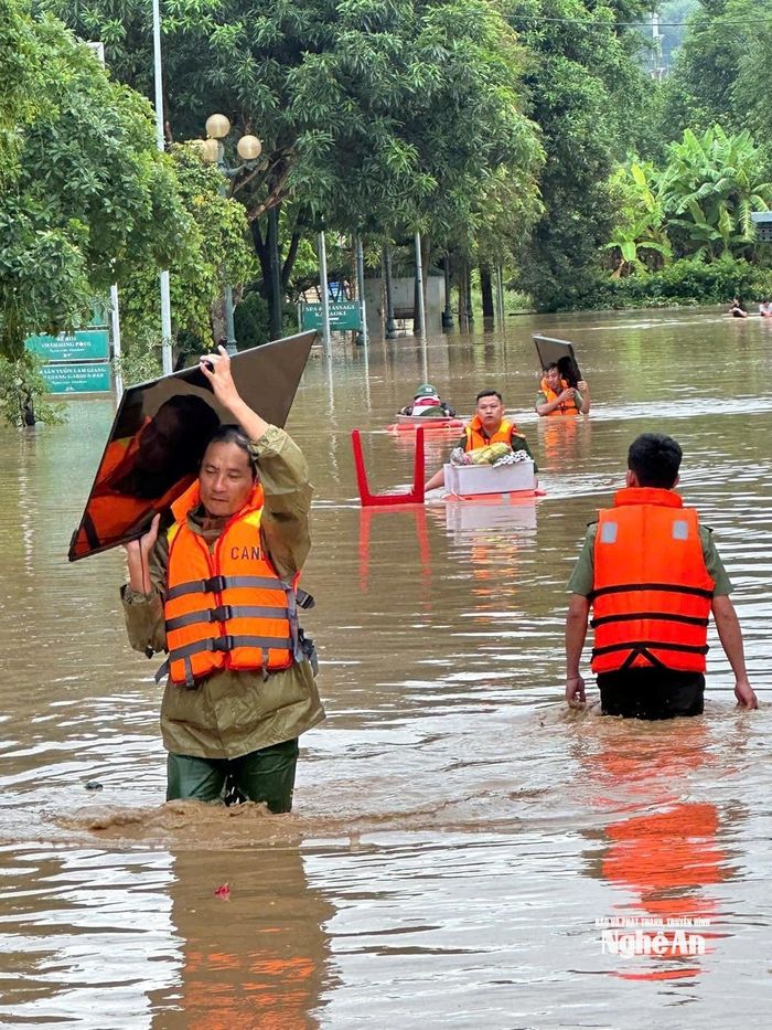 Nhiều tài sản được di dời khỏi vùng ngập lụt. Ảnh: CANA