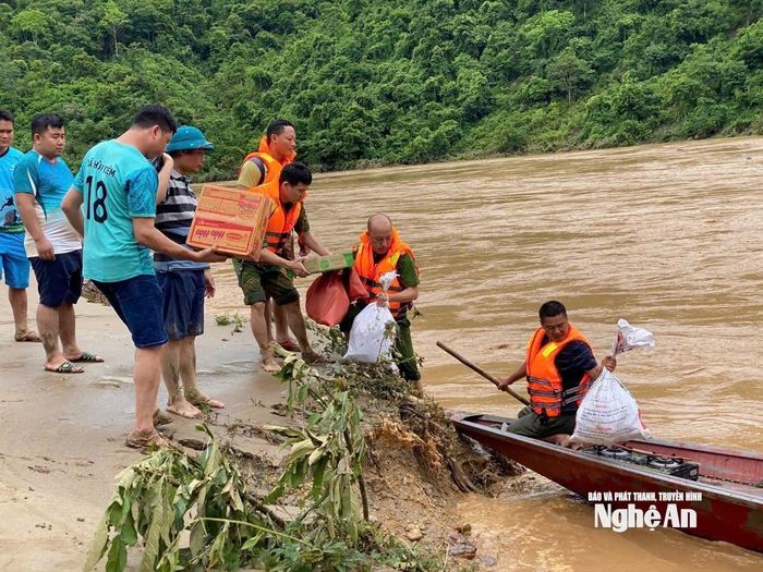 Cán bộ, chiến sĩ cũng đã kịp thời hỗ trợ người dân lương thực, nhu yếu phẩm. Ảnh: CANA