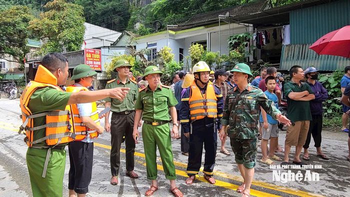 Trong sáng nay (23/7), đồng chí Đại tá Nguyễn Duy Thanh - Phó Giám đốc Công an tỉnh đã có mặt tại địa bàn các xã bị ảnh hưởng nặng nề để có phương án hỗ trợ tiếp theo. Công an tỉnh cũng đã huy động 100 cán bộ, chiến sĩ chia thành 2 đoàn đến các xã miền núi tham gia hỗ trợ nhân dân khắc phục hậu quả cơn bão số 3. Ảnh: CANA