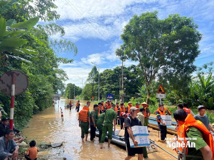 Tại nhiều địa bàn ngập sâu, người dân đã được tiếp nhận nhu yếu phẩm thiết yếu. Ảnh: CANA