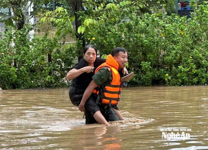 Nhiều người già, trẻ nhỏ đã được hỗ trợ kịp thời. Ảnh: CANA