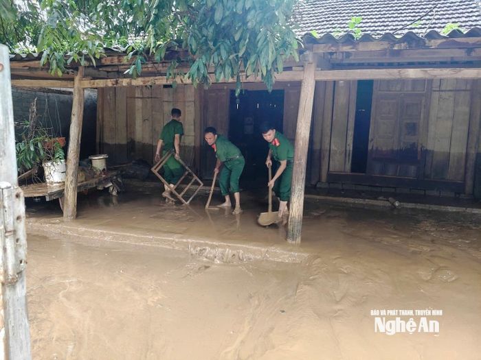 Tại các địa bàn nước lũ rút, lực lượng đã hỗ trợ người dân dọn dẹp vệ sinh. Ảnh: CANA