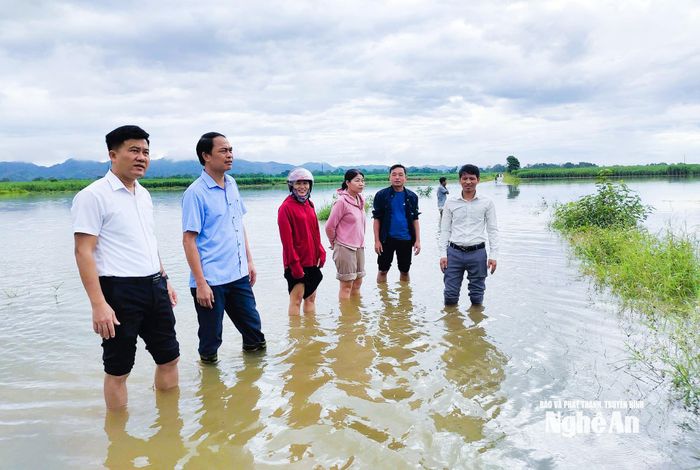 Lực lượng chức năng xã Vĩnh Tường kiểm tra, nhắc nhở người dân tuyệt đối tuân thủ các hướng dẫn an toàn trong mùa mưa lũ. Ảnh: T.P