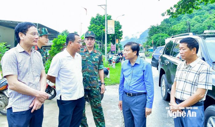 Chủ tịch UBND tỉnh Lê Hồng Vinh kiểm tra tại khu vực eo Vực Bồng (xã Con Cuông). Ảnh: Trọng Kiên
