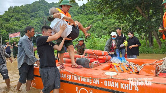 Trưa ngày 23/7, lực lượng quân sự đã vận chuyển bệnh nhân Nguyễn Xuân Nhàn, 56 tuổi, ở xã Nghĩa Hành vượt qua khe Vực Bồng để đến Bệnh viện Đa khoa Khu vực Tây Nam chạy thận đúng ngày, giờ. Ảnh: Thành Cường