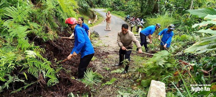 Tuổi trẻ xã Huồi Tụ tích cực tham gia khắc phục sạt lở, thông tuyến các đoạn đường bị chia cắt do mưa lũ. Ảnh: Đoàn xã Huồi Tụ