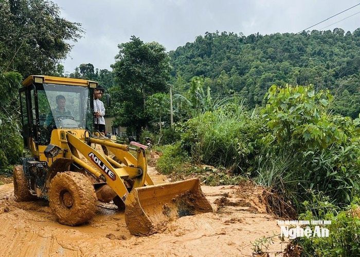 Xe cơ giới được huy động vào việc khắc phục tình trạng sạt lở đất gây ách tắc giao thông tại xã Tri Lễ. Ảnh: Bá Chài