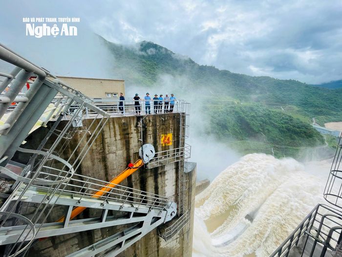 Thủy điện Bản Vẽ tiến hành xả điều tiết nước cho vùng hạ du. Ảnh: Quang An