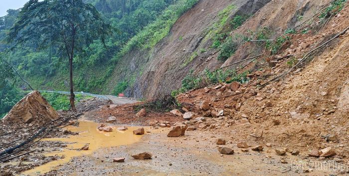 Theo dự báo thời gian tới trên địa bàn tỉnh tiếp tục có mưa nên nguy cơ sạt lở đất đá còn tiềm ẩn diễn biến khó lường.