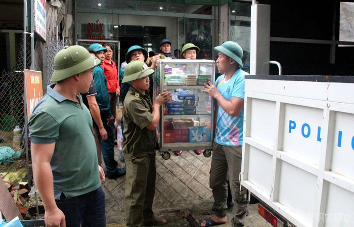 Lực lượng chức năng hỗ trợ các gia đình nằm trong khu vực có nguy cơ cao về sạt lở ở xóm Thanh Mai xã Mai Hạ về nơi tránh trú an toàn.