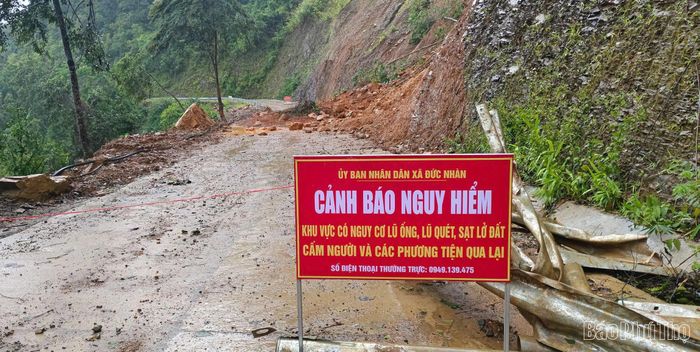 2 tuyến đường liên xóm xã Đức Nhàn bị sạt lở đất đá, gây ách tắc giao thông.