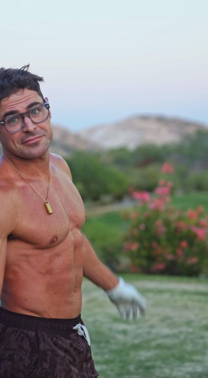 Thân hình cơ bắp cuồn cuộn của Zac Efron. Ảnh: IGNV. 