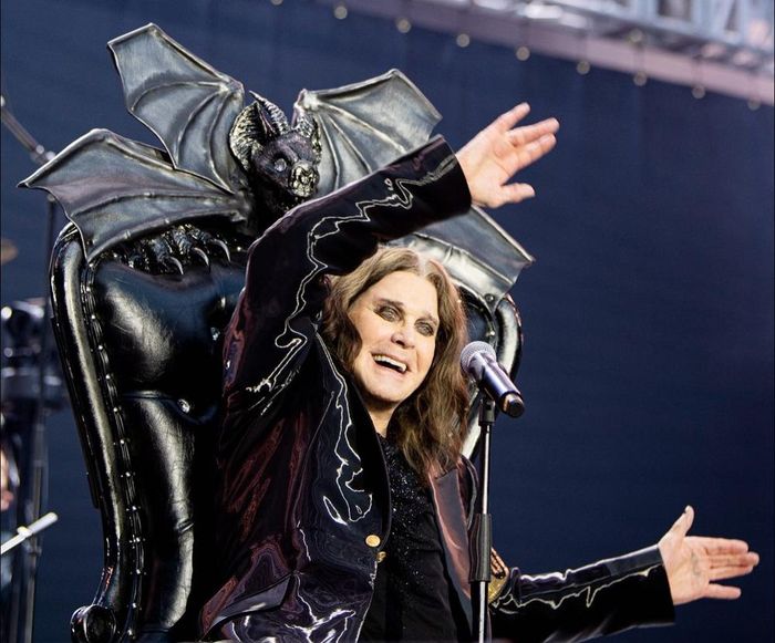 Ozzy Osbourne vẫy chào khán giả tại hòa nhạc cuối cùng