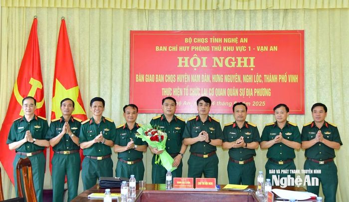 Đại tá Đinh Bạt Văn – Ủy viên Ban Thường vụ Đảng ủy, Chỉ huy trưởng Bộ Chỉ huy Quân sự tỉnh cùng các đồng chí trong đoàn công tác tặng hoa chúc mừng Thượng tá Nguyễn Tiến Lượng được Thường vụ Đảng ủy Quân khu 4 chỉ định làm Chỉ huy trưởng Ban Chỉ huy Phòng thủ khu vực 1 – Vạn An. Ảnh: Bộ Chỉ huy Quân sự tỉnh