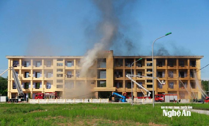 Các cơ quan, đơn vị phối hợp xử lý dập lửa, và thực hiện các biện pháp tìm kiếm, cứu hộ cứu nạn. Ảnh: Bộ Chỉ huy Quân sự tỉnh