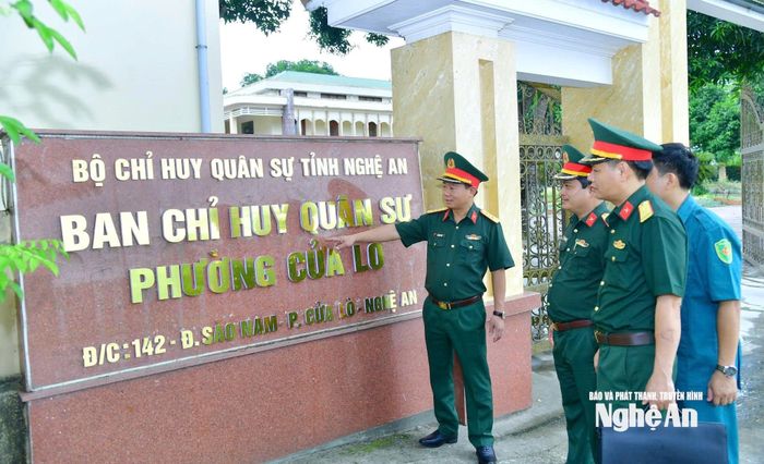 Đoàn công tác Bộ Chỉ huy Quân sự tỉnh kiểm tra việc tổ chức, sắp xếp cơ quan quân sự địa phương tại Ban Chỉ huy Quân sự phường Cửa Lò. Ảnh: Bộ Chỉ huy Quân sự tỉnh
