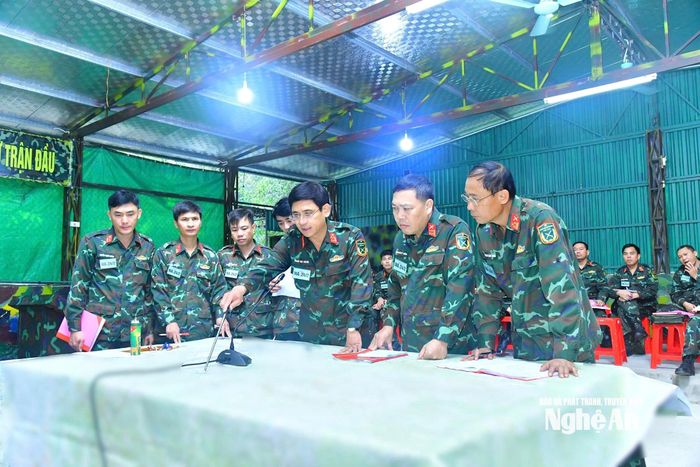 Các đồng chí trong Thường vụ Đảng ủy, thủ trưởng Bộ Chỉ huy Quân sự tỉnh điều chỉnh quyết tâm trong diễn tập khu vực phòng thủ tỉnh năm 2022. Ảnh: Bộ Chỉ huy Quân sự tỉnh