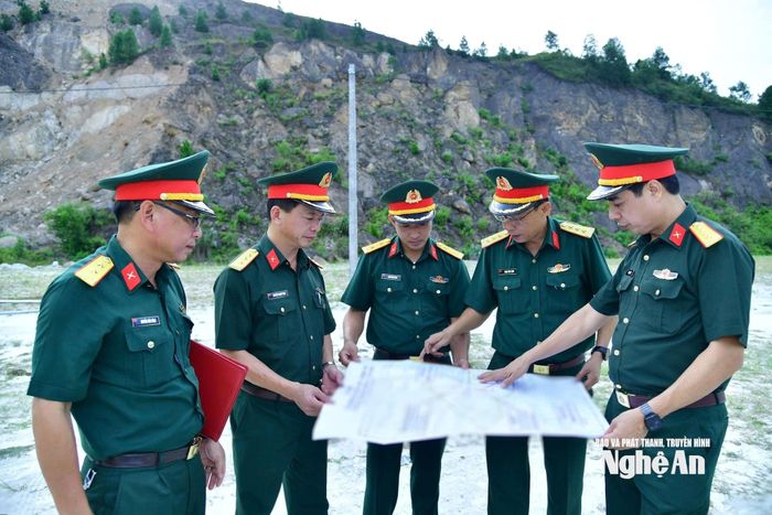 Đại tá Đinh Bạt Văn – Ủy viên Ban Thường vụ Đảng ủy, Chỉ huy trưởng Bộ Chỉ huy Quân sự tỉnh kiểm tra công tác quy hoạch đất quốc phòng và xây dựng thao trường huấn luyện. Ảnh: Bộ Chỉ huy Quân sự tỉnh