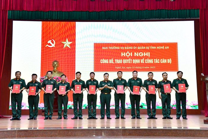 Trao quyết định về công tác cán bộ đối với các đồng chí lãnh đạo Ban Chỉ huy Phòng thủ Khu vực. Ảnh: Bộ Chỉ huy Quân sự tỉnh