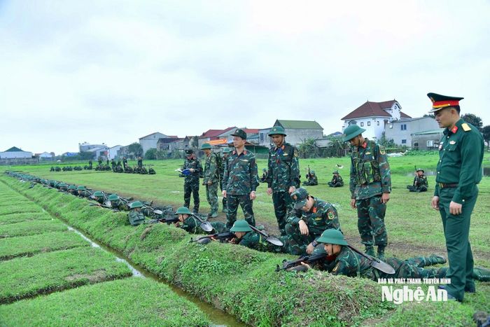 Kiểm tra nội dung bắn súng tiểu liên AK bài 1. Ảnh: Bộ Chỉ huy Quân sự tỉnh