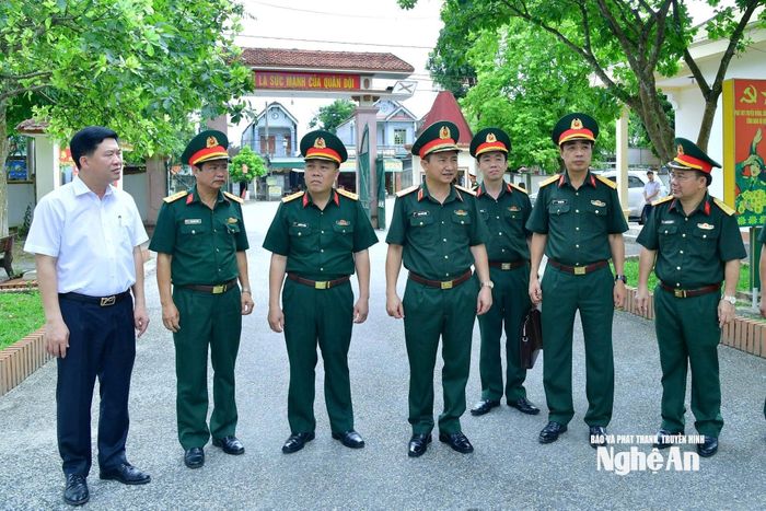Thiếu tướng Đoàn Xuân Bường – Chính ủy Quân khu 4 cùng các đồng chí trong đoàn công tác kiểm tra tại Ban Chỉ huy Phòng thủ khu vực 5 - Anh Sơn. Ảnh: Bộ Chỉ huy Quân sự tỉnh
