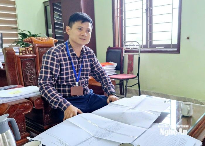Phó Chủ tịch UBND xã Đông Lộc, ông Phùng Ngọc Tú trao đổi với P.V Báo và phát thanh, truyền hình Nghệ An ngày 14/7/2025. Ảnh: Nhật Lân
