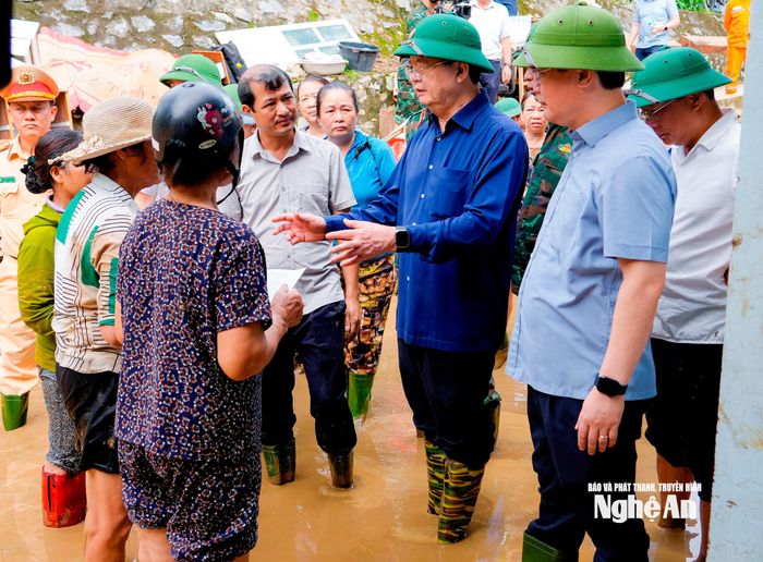 Phó Thủ tướng Chính phủ cùng đoàn công tác Trung ương, lãnh đạo tỉnh kiểm tra, chỉ đạo công tác ứng phó, khắc phục hậu quả lũ lụt tại xã Con Cuông.