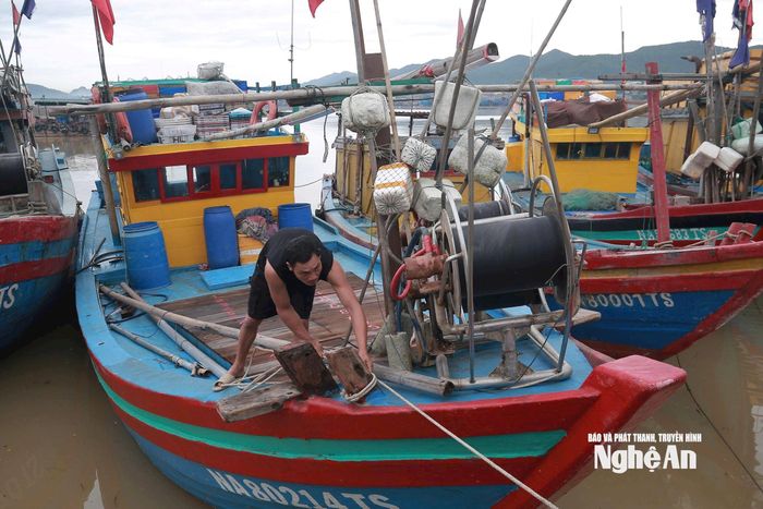 Nhổ neo, ra khơi sau bão với kỳ vọng sẽ có chuyến biển bội thu. Ảnh: T.P