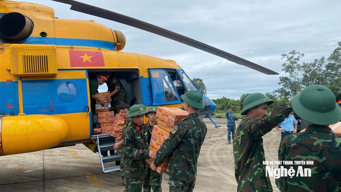 Cán bộ, chiến sĩ bốc hàng cứu trợ lên trực thăng.