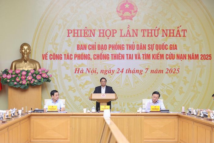 Đồng chí Phạm Minh Chính - Ủy viên Bộ Chính trị, Thủ tướng Chính phủ, Trưởng ban chỉ đạo phát biểu khai mạc, bày tỏ sự chia sẻ sâu sắc trước những mất mát, thiệt hại to lớn về tài sản mà Nhân dân các xã miền núi tỉnh Nghệ An đang phải gánh chịu do cơn lũ lớn nhất từ trước đến nay trên địa bàn tỉnh gây ra bởi bão và hoàn lưu bão số 3. Ảnh: VGP/Nhật Bắc