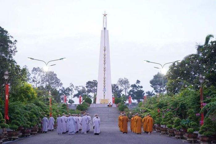 Chư tôn đức Tăng Ni dâng hoa tưởng niệm tại Nghĩa trang Liệt sĩ tỉnh Đồng Tháp