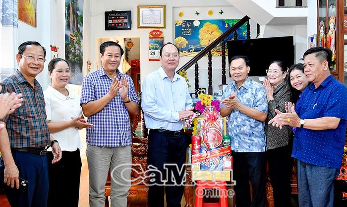 Bí thư Tỉnh ủy Nguyễn Hồ Hải cùng đoàn công tác đến thăm, tặng quà Anh hùng Lực lượng vũ trang Nhân dân Lê Văn Kiệm, phường Tân Thành.