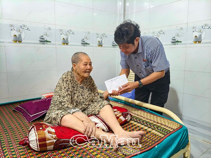 Đồng chí Nguyễn Huy Thái thăm hỏi sức khỏe và tặng quà mẹ liệt sĩ Nguyễn Công Thành, ấp Đất Mũi, xã Đất Mũi.