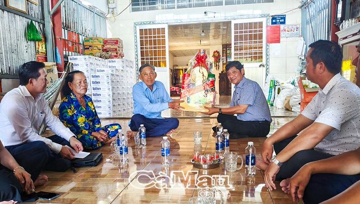 Thăm, tặng quà gia đình thương binh Tạ Thanh Long, ấp Mũi, xã Đất Mũi.